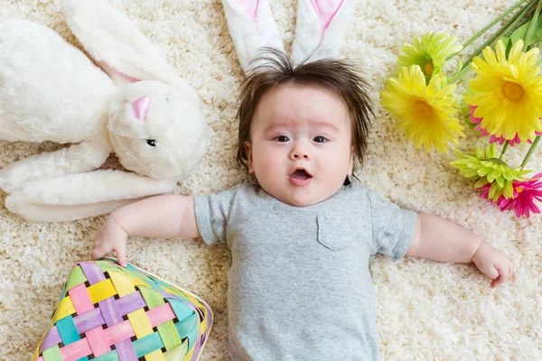 Niño con un conejo celebrando la Pascua —  Fotos de Stock