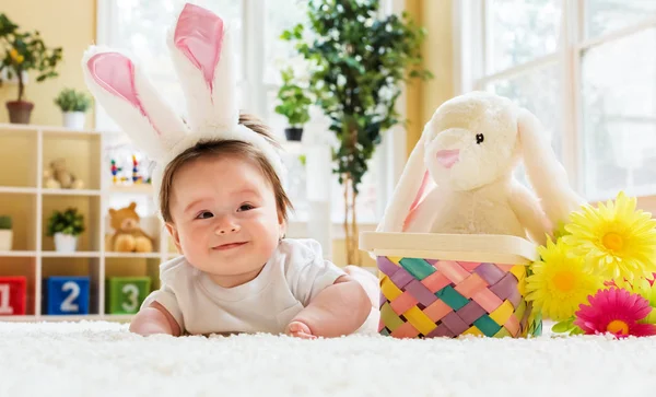 Niño con un conejo celebrando la Pascua —  Fotos de Stock