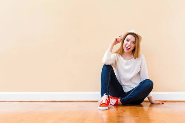 Glückliche junge Frau lächelt in einem großen offenen Raum — Stockfoto