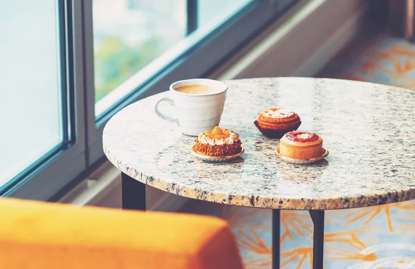 Tartas artesanales de frutas y pasteles con café — Foto de Stock