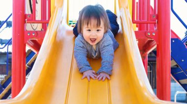 Parkta oynarken yürümeye başlayan çocuk