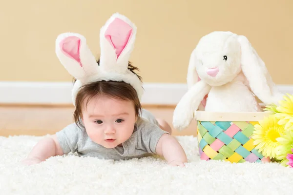 Niño con un conejo celebrando la Pascua —  Fotos de Stock