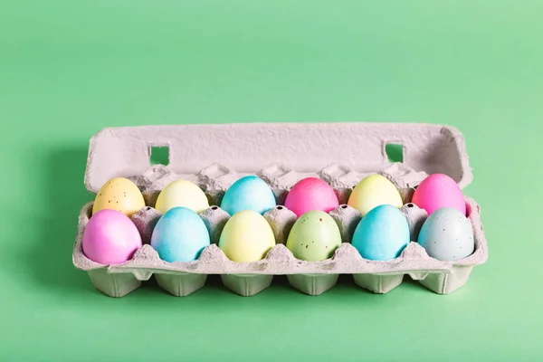 Tema de férias de Páscoa com ovos pintados — Fotografia de Stock