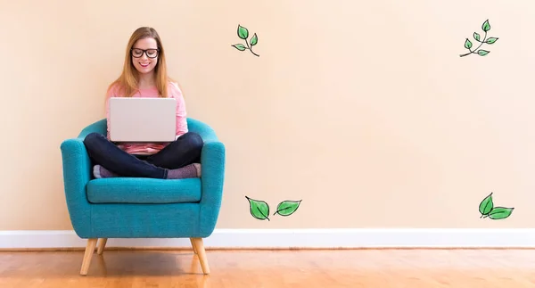 Grüne Blätter mit einer jungen Frau, die ihren Laptop benutzt — Stockfoto