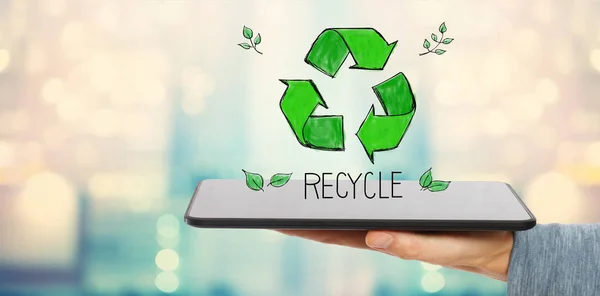 Recyclen met man met een tablet — Stockfoto