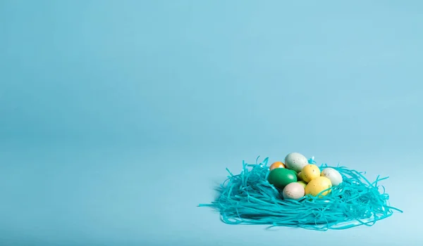 Tema de férias de Páscoa com ovos ornamentais — Fotografia de Stock