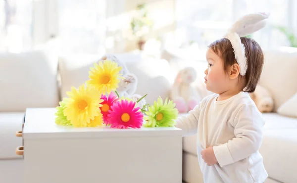 Toddler pojke firar påsk — Stockfoto