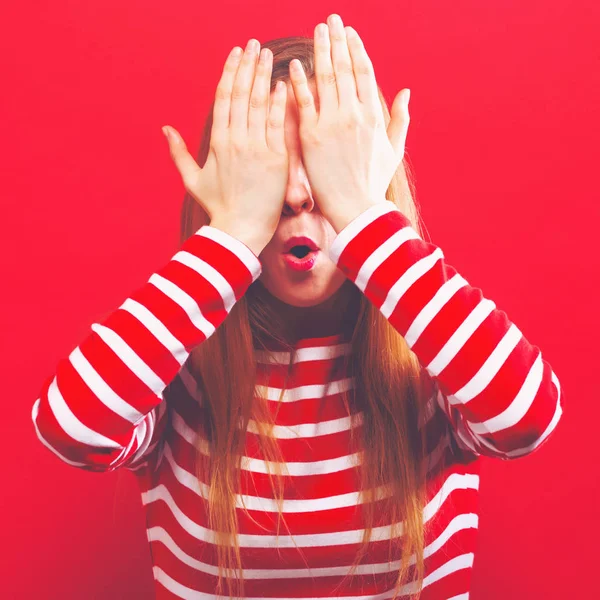 Vrouw bedekt haar ogen met haar handen — Stockfoto