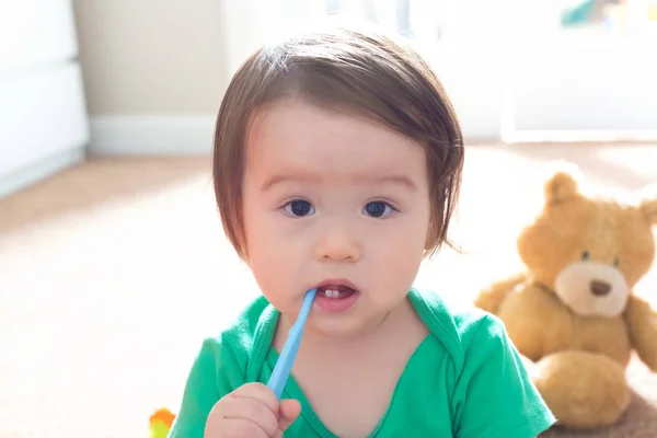 Toddler pojke borsta hans tänder — Stockfoto