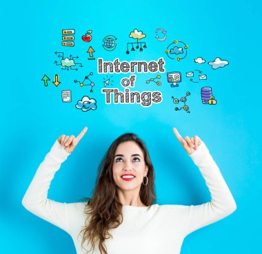 Internet of Things yukarı seyir genç kadınla