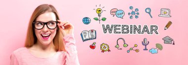 Mutlu genç kadınla Webinar