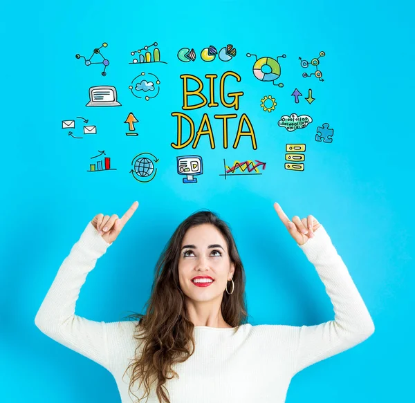 Big Data s mladou ženou, dívá se nahoru — Stock fotografie