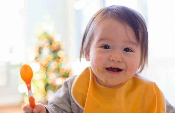 Feliz niño comiendo comida. — Foto de Stock