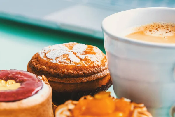 Handgjorda frukttårtor och bakverk med kaffe — Stockfoto