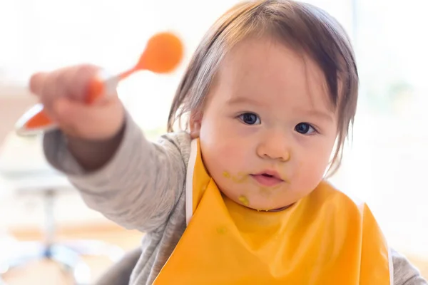 행복 한 작은 아기 음식을 먹고 — 스톡 사진
