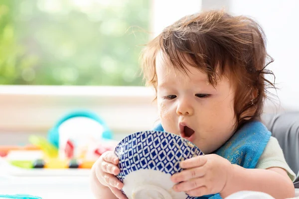Piccolo bambino felice mangiare cibo — Foto Stock