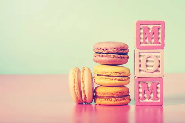 Macarons with MOM message on wooden blocks — Stock Photo, Image