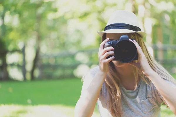 Fotografo femminile con una fotocamera esterna — Foto Stock