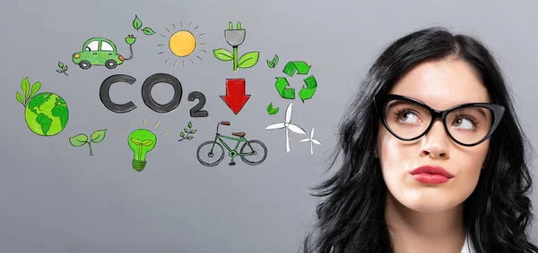 Réduire le CO2 avec une jeune femme d'affaires — Photo