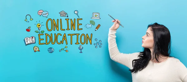 Online onderwijs met jonge vrouw met een pen — Stockfoto