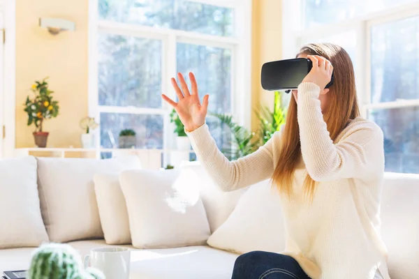 Mujer joven usando auriculares de realidad virtual —  Fotos de Stock