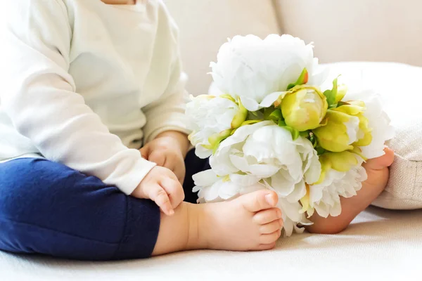 Kleuter jongen met Lentebloemen — Stockfoto