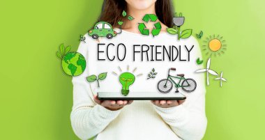 Eco Dostu ile bir tablet tutan kadın