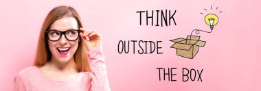 Dışarıda mutlu genç kadın ile belgili tanımlık kutu düşünüyorum