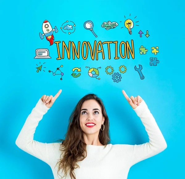 Innovation med ung kvinna titta uppåt — Stockfoto