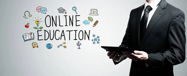 Online εκπαίδευση με τον άνθρωπο που κρατά τον υπολογιστή tablet — Φωτογραφία Αρχείου