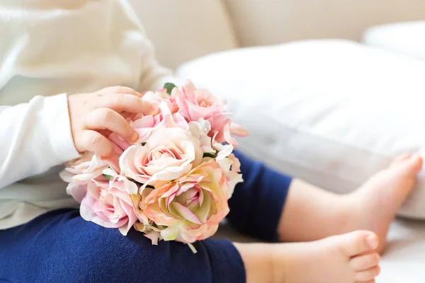 Bambino con fiori primaverili — Foto Stock