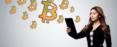 Bir tablet bilgisayar tutan kadın ile Bitcoin