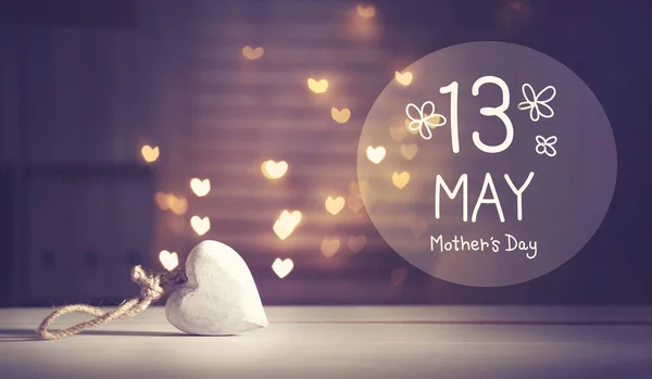 Mammas dag meddelande med ett vitt hjärta — Stockfoto