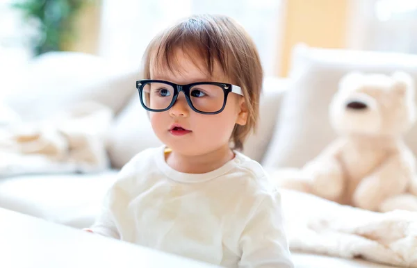 Ένα χρονών αγόρι toddler με γυαλιά — Φωτογραφία Αρχείου