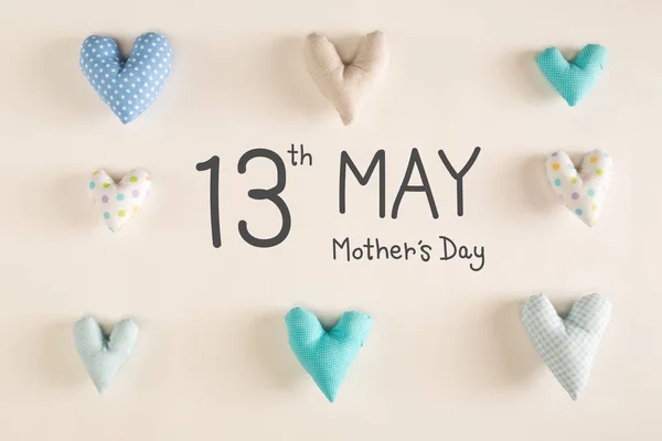 Muttertagsbotschaft mit blauen Herzkissen — Stockfoto