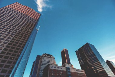 La içinde gökdelenler bakarak