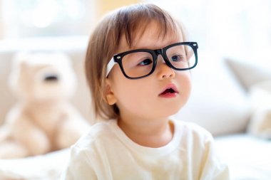 Bir yaşında yürümeye başlayan çocuk gözlük ile