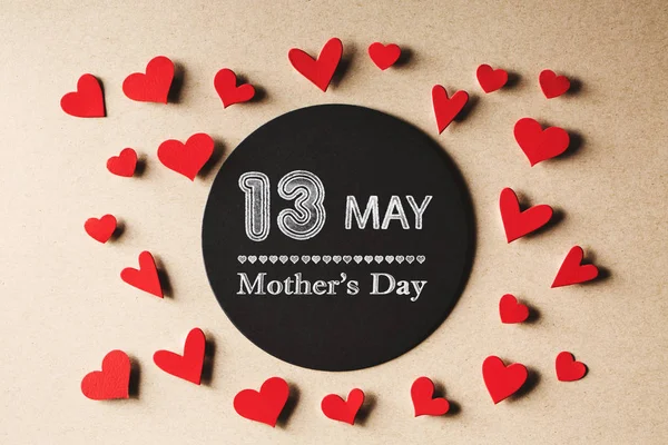 13. Mai Muttertagsbotschaft mit kleinen Herzen — Stockfoto