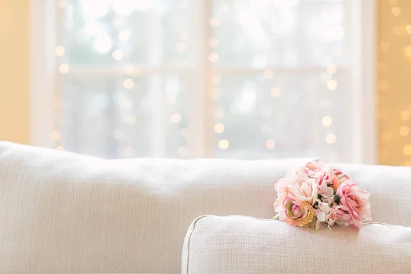 Een bloemboeket in een lichte interieur kamer — Stockfoto