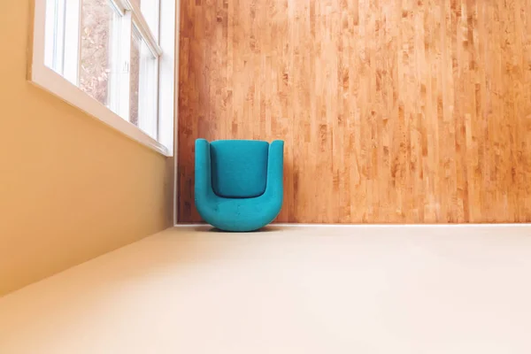 Luxusní dům s tyrkysovou židlí — Stock fotografie
