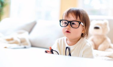 Bir yaşında yürümeye başlayan çocuk gözlük ile
