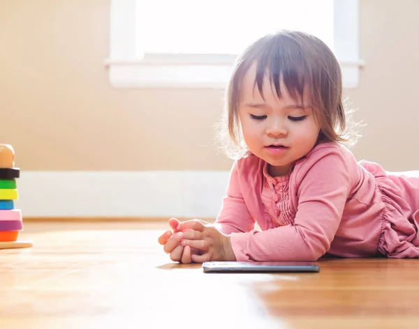 Ευχαρίστως toddler κορίτσι παίζει με τον υπολογιστή tablet — Φωτογραφία Αρχείου