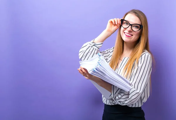 Office vrouw met een stapel documenten — Stockfoto