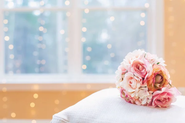 Een roze boeket in een lichte interieur kamer — Stockfoto