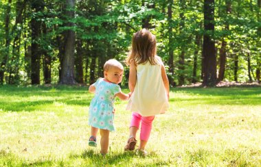 İki genç kız dışında elele