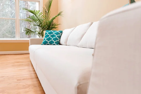 Biała kanapa w duży luksusowy dom — Zdjęcie stockowe