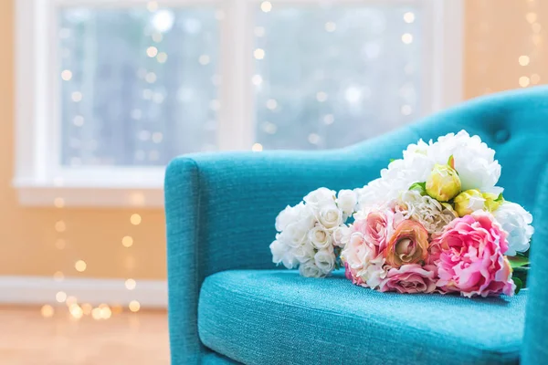 Lüks ev turkuaz sandalye ile çiçek buketleri — Stok fotoğraf