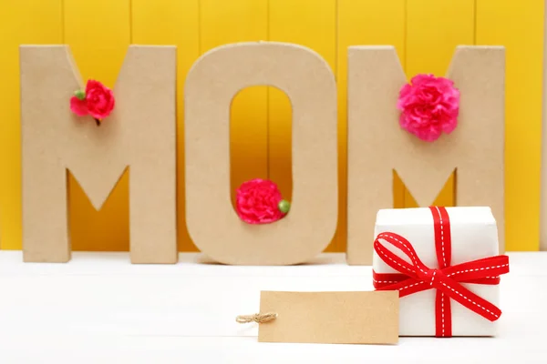 Mama Buchstabenblöcke mit einem Geschenkkarton — Stockfoto
