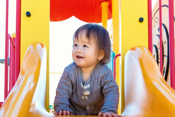 Toddler pojke leker på lekplatsen — Stockfoto