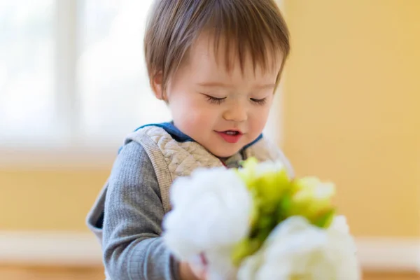 Μικρό παιδί αγόρι εκμετάλλευση λουλούδια — Φωτογραφία Αρχείου
